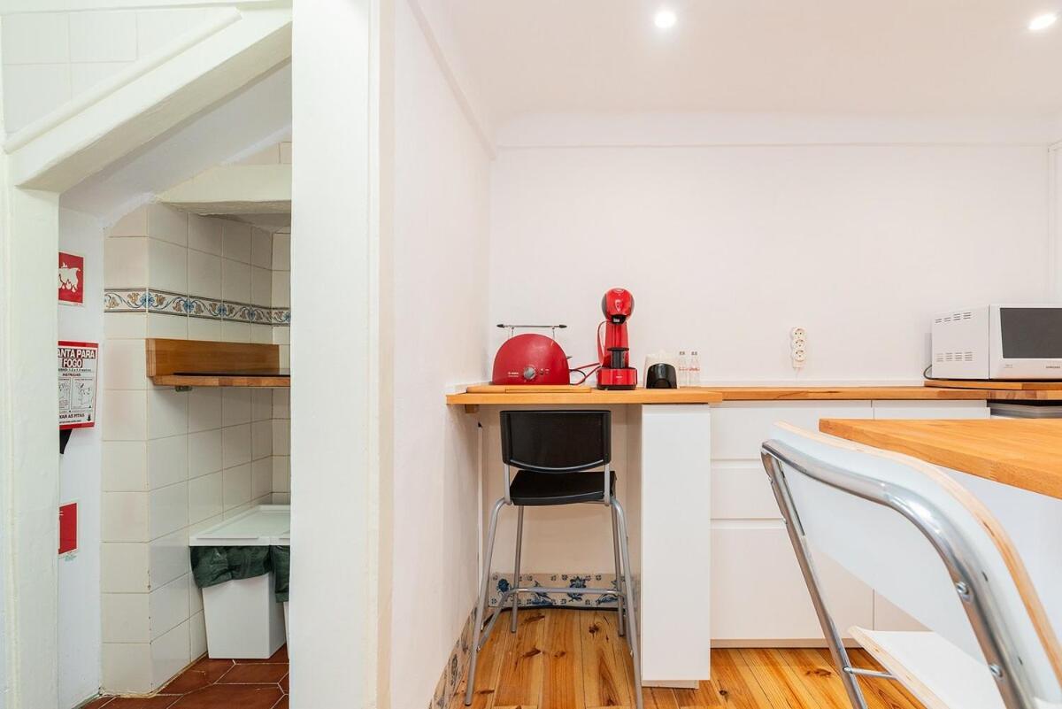 Attic Apartment With Balcony In Bairro Alto Lisbon Exterior photo