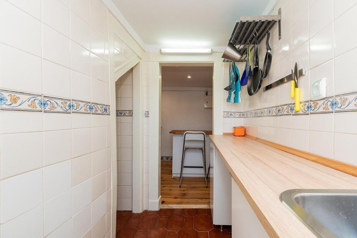 Attic Apartment With Balcony In Bairro Alto Lisbon Exterior photo
