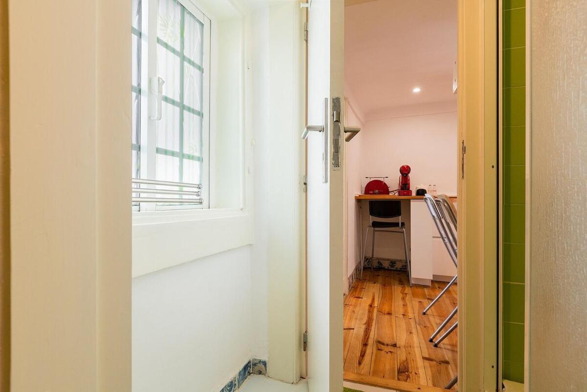 Attic Apartment With Balcony In Bairro Alto Lisbon Exterior photo
