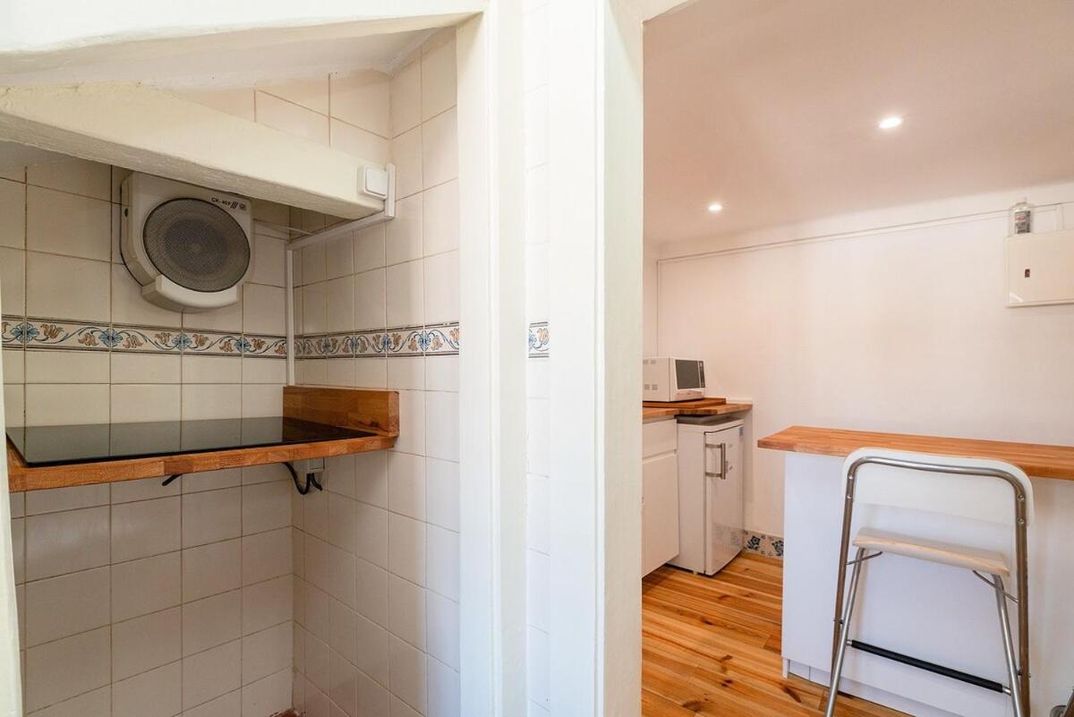 Attic Apartment With Balcony In Bairro Alto Lisbon Exterior photo