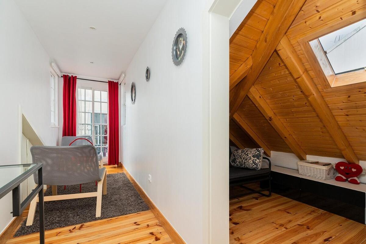 Attic Apartment With Balcony In Bairro Alto Lisbon Exterior photo