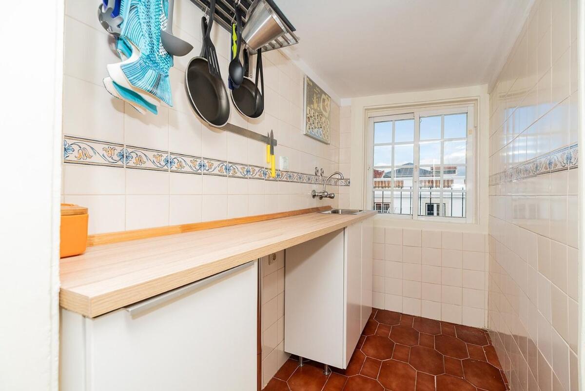 Attic Apartment With Balcony In Bairro Alto Lisbon Exterior photo