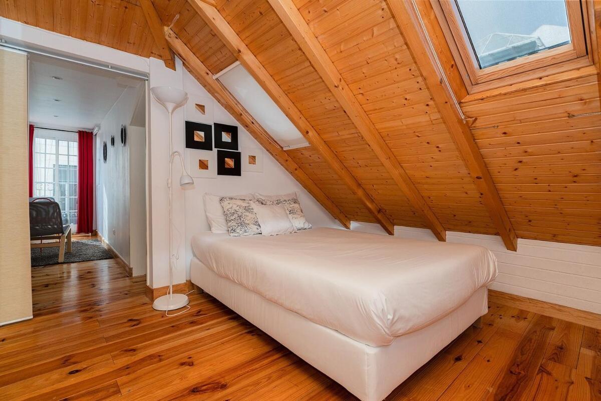 Attic Apartment With Balcony In Bairro Alto Lisbon Exterior photo