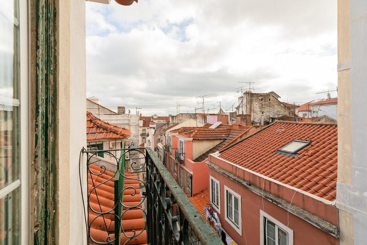 Attic Apartment With Balcony In Bairro Alto Lisbon Exterior photo