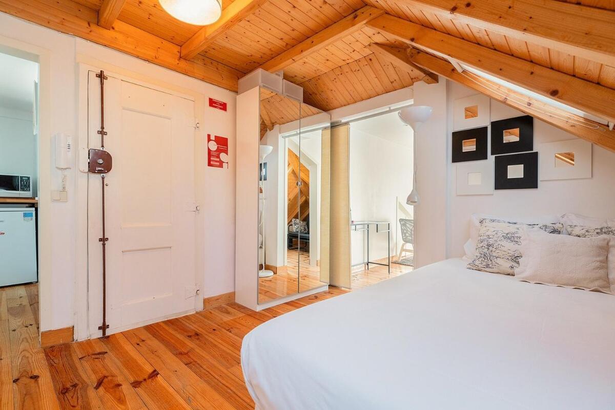 Attic Apartment With Balcony In Bairro Alto Lisbon Exterior photo