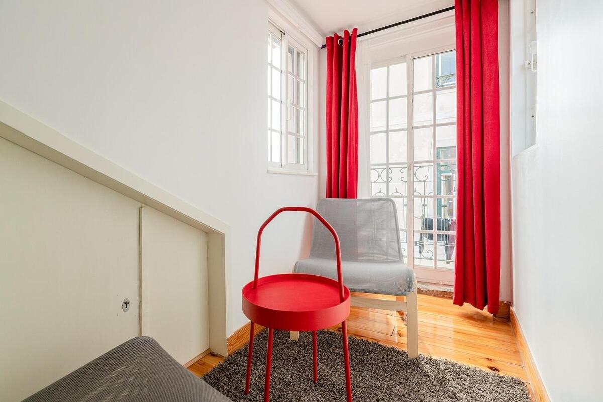 Attic Apartment With Balcony In Bairro Alto Lisbon Exterior photo