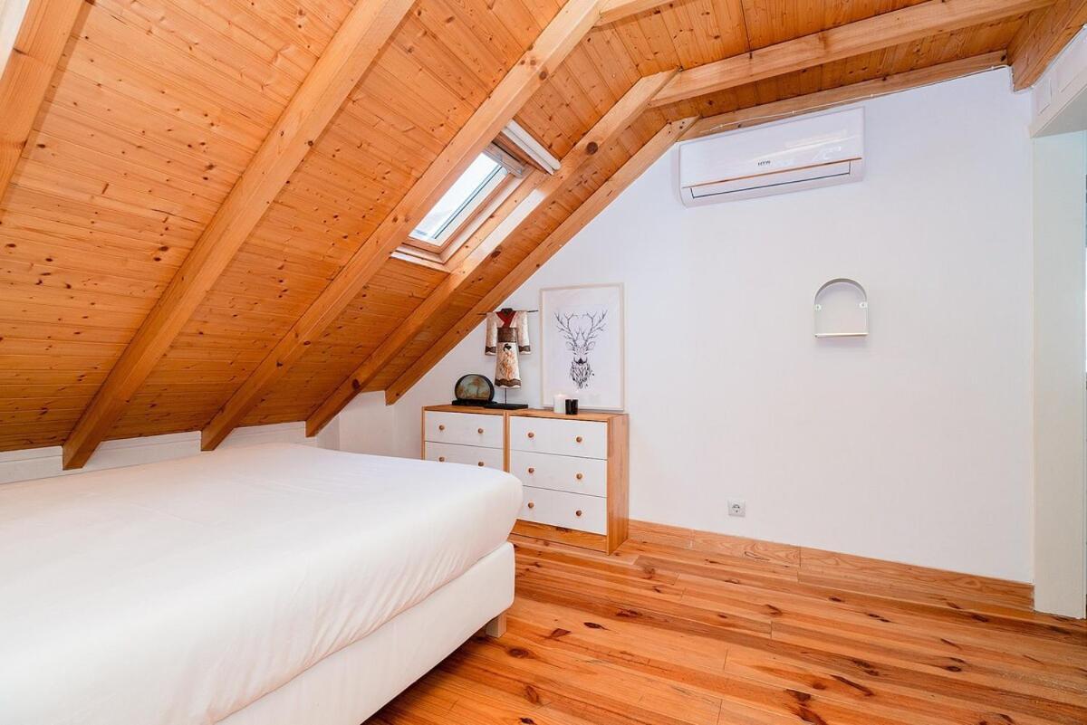 Attic Apartment With Balcony In Bairro Alto Lisbon Exterior photo